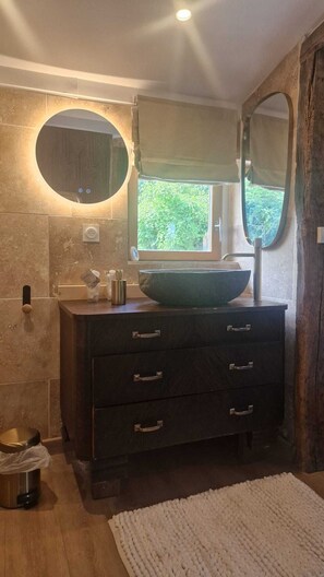 Dusche, Haartrockner, Handtücher, Seife