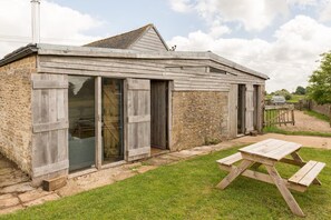 Cottage | Property grounds - Cozy Studio at Crackstone Barns in Minchinhampton (Stroud)