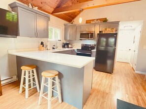 冷蔵庫、電子レンジ、オーブン、コンロ