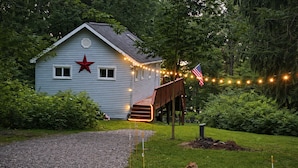 Una casa decorata con una stella, una bandiera americana e luci a stringa.
