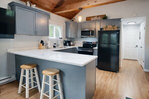 雪櫃、微波爐、焗爐、爐具