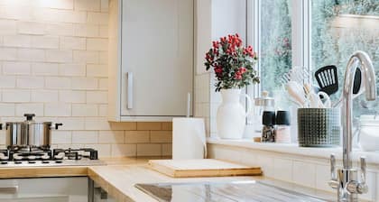 Charming 3 Bed Home | Central | Netflix | Games | Garden