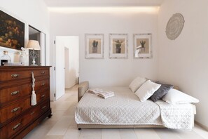 2 chambres, bureau, fer et planche à repasser, lit parapluie