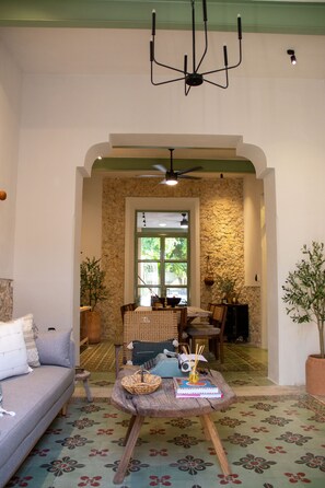 Maison Familiale, vue ville | Coin séjour