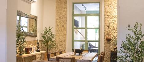 Family House, City View | In-room dining