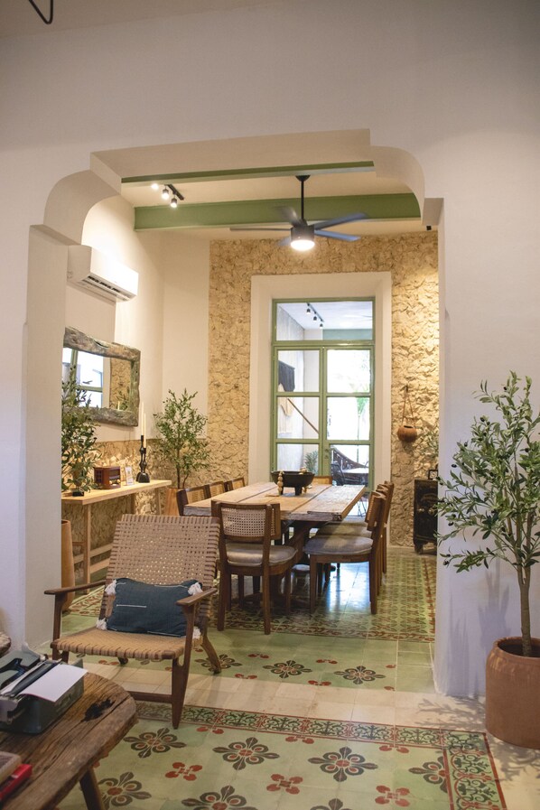 Maison familiale, vue sur la ville | Repas dans la chambre