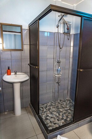 Basic Quadruple Room, 2 Double Beds, Non Smoking | Bathroom | Shower, towels - Cabinas Arenal Home (La Fortuna)