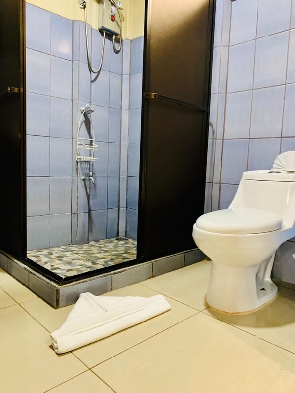 Buồng tắm vòi sen, khăn tắm 