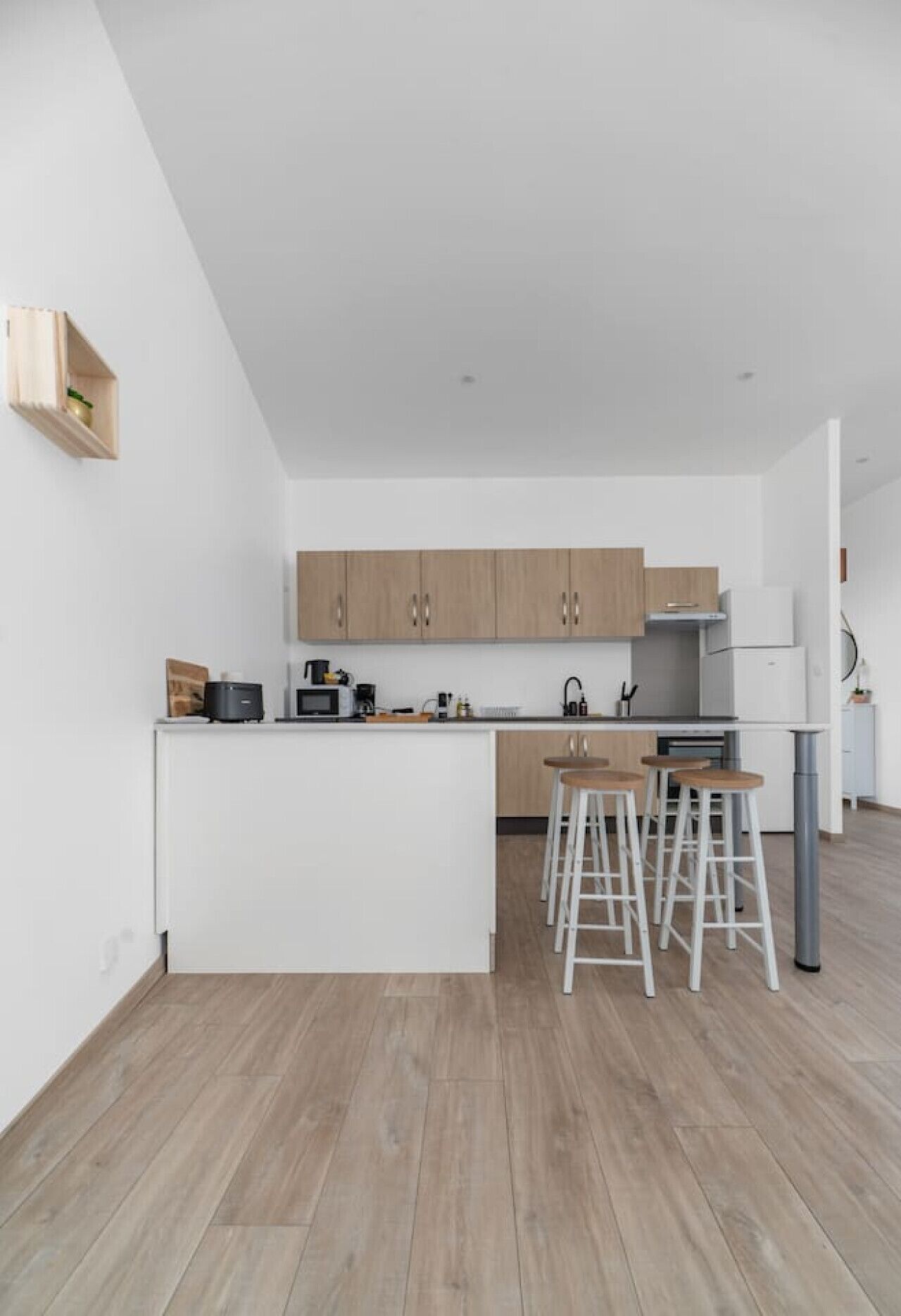 Frigorífico, microondas, horno y lavavajillas