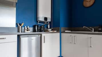 Fridge, microwave, oven, coffee/tea maker