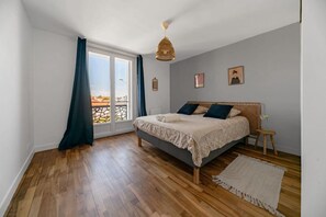 1 soverom, skrivebord, strykejern/-brett og reiseseng for barn