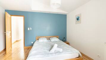 3 soverom, skrivebord, strykejern/-brett og reiseseng for barn