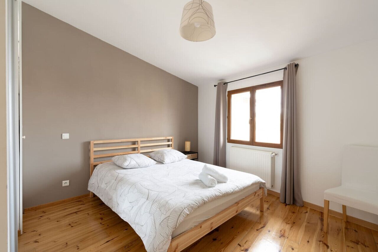 3 bedrooms, desk, iron/ironing board, travel crib