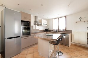 Kühlschrank, Mikrowelle, Ofen, Geschirrspüler