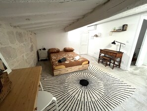 2 chambres, bureau, fer et planche à repasser, accès au Wi-Fi (inclus)