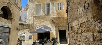 Ecusson: luminous duplex in private mansion