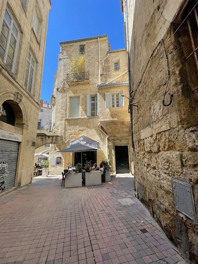 Ecusson: luminous duplex in private mansion