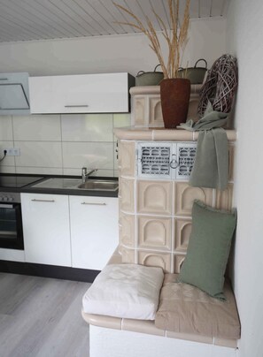 Jääkaappi, uuni, liesi, kahvin-/teenkeitin