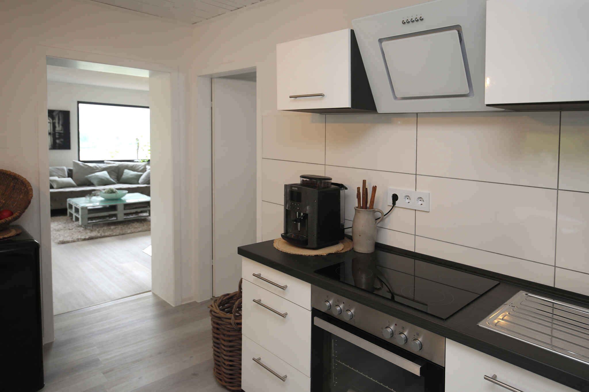 Fridge, oven, stovetop, coffee/tea maker