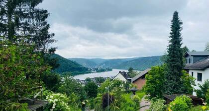 Ferienwohnung in einmaliger Aussichtslage hoch oben im Mittelrheintal am Waldrand mit Bachlauf