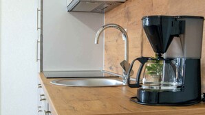 咖啡機/沖茶器、雪櫃、微波爐、爐具