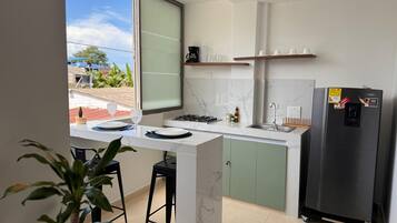 Refrigerador y cafetera y tetera