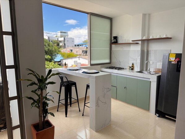 Fridge, coffee/tea maker