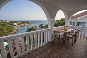 Outdoor dining - Holiday apartment with pool area and air conditioning (Potočnica)