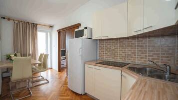 Refrigerador, microondas, parrilla de estufa y lavavajillas