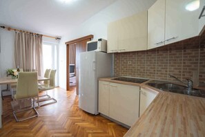 Réfrigérateur, micro-ondes, plaque de cuisson, lave-vaisselle