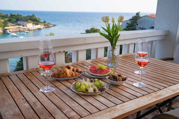 Outdoor dining - Holiday apartment with pool area and air conditioning (Potočnica)