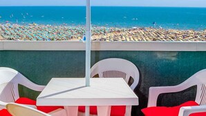 Outdoor dining - Holiday flat with magnificent sea view (San Michele al Tagliamento)