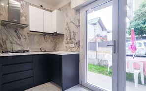 ثلاجة، ميكروويف، موقد طهي مسطح، غسالة أطباق