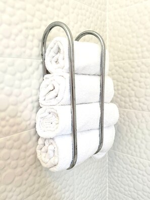 Dusj, boblebad, håndklær og toalettpapir