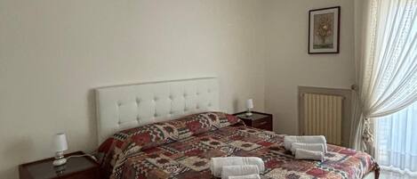 2 bedrooms, iron/ironing board, bed sheets