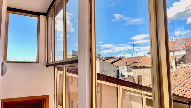 Unclassified image, 1 of 49, button - Orange House in Ferrara (Ferrara)