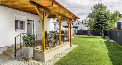 Ferienhaus klimatisiert mit WLAN, Waschmaschine, Tischtennis und Gartendusche