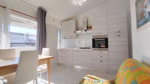 Refrigerador, microondas y parrilla de estufa 