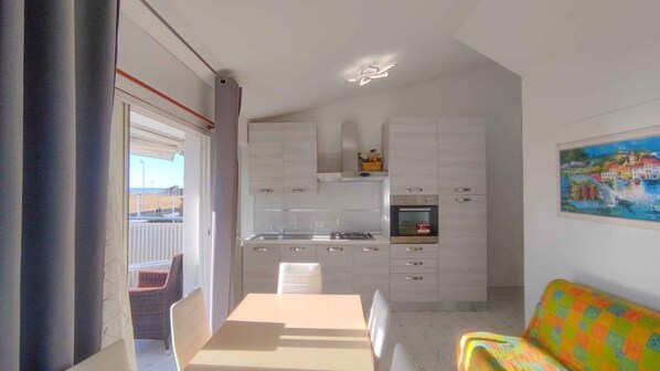 ثلاجة، ميكروويف، موقد طهي مسطح