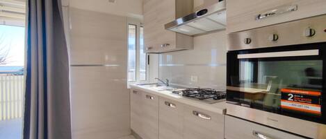 Jääkaappi, mikroaaltouuni, liesi