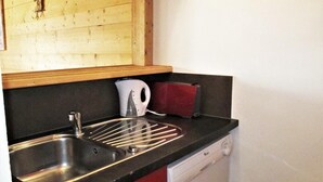 A kitchen with a stainless steel sink, a kettle, and a toaster. - 10m from ski slopes, 3rd floor, balcony, tv, ski locker, 28m², Avoriaz (Avoriaz)