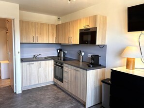 Réfrigérateur, micro-ondes, lave-vaisselle, cafetière/bouilloire