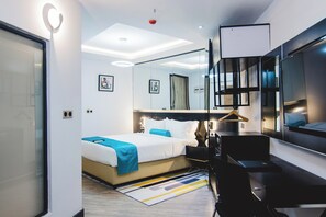 Estúdio superior, vista para a cidade | Escrivaninha, espaço de trabalho para notebook, Wi-Fi de cortesia