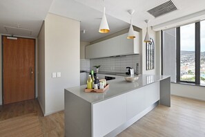 Een koelkast, een microgolfoven, een oven, een kookplaat