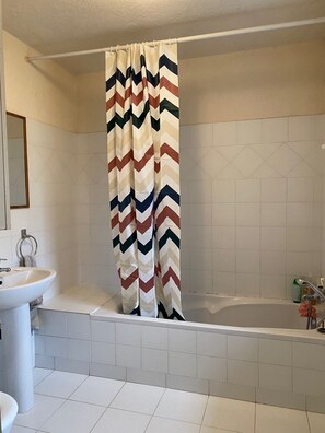 Hårføner, håndklær, såpe og toalettpapir