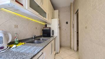 Refrigerador, microondas, horno, utensilios de cocina