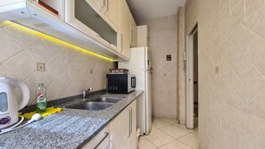 Jääkaappi, mikroaaltouuni, uuni, keittoastiat/astiat/ruokailuvälineet