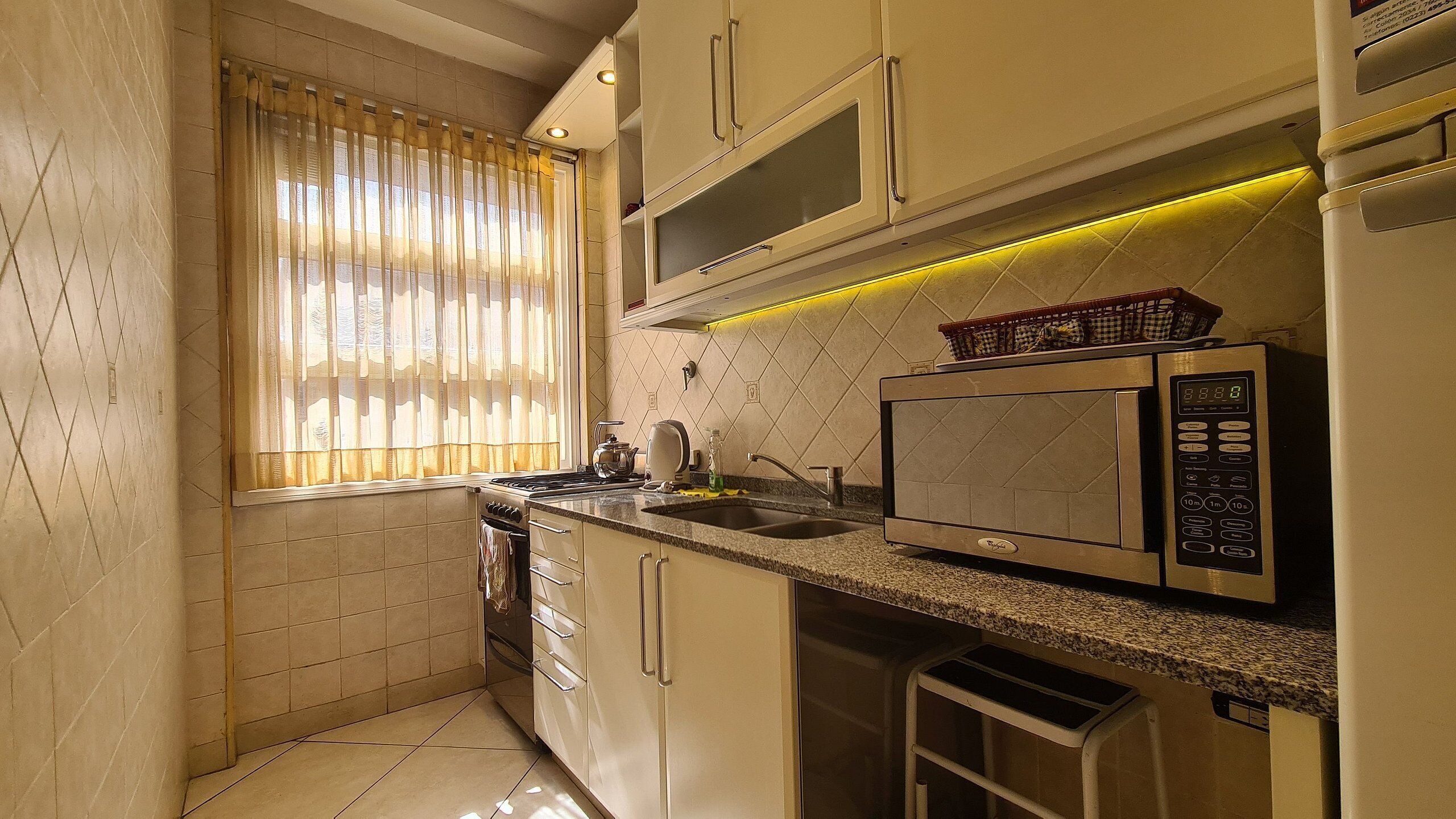 Refrigerador, microondas, horno, utensilios de cocina