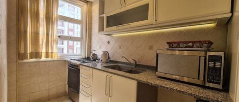 Jääkaappi, mikroaaltouuni, uuni, keittoastiat/astiat/ruokailuvälineet