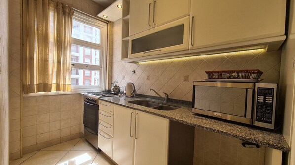 Fridge, microwave, oven, cookware/dishes/utensils